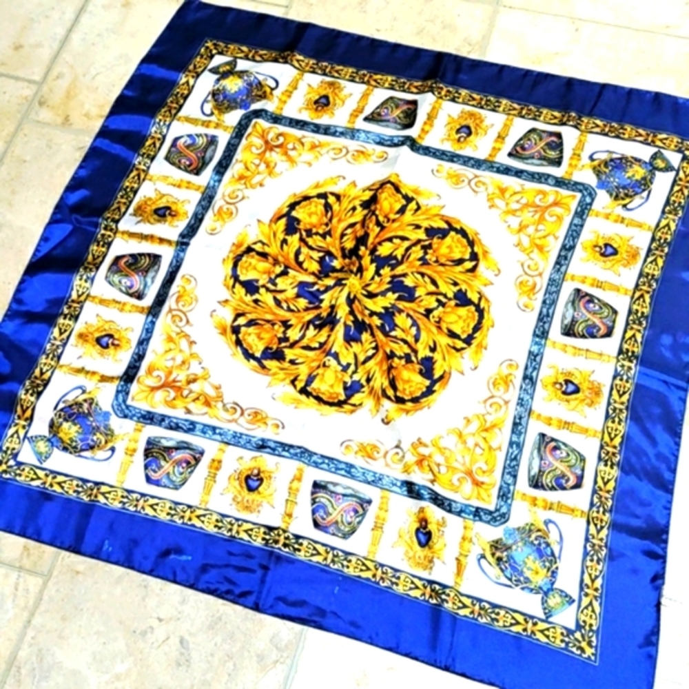 Beautiful vintage scarf. Great condition. Ornate